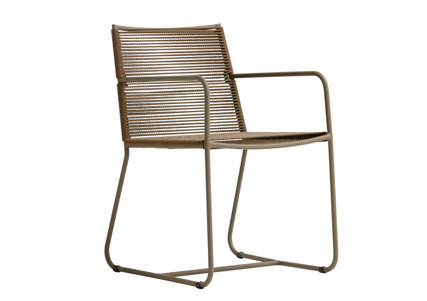 Cadeira Save com Braço: Conforto e elegante para espaços ao ar livre.