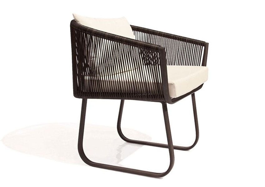 Durabilidade e sofisticação: Cadeira Line para um refúgio elegante.