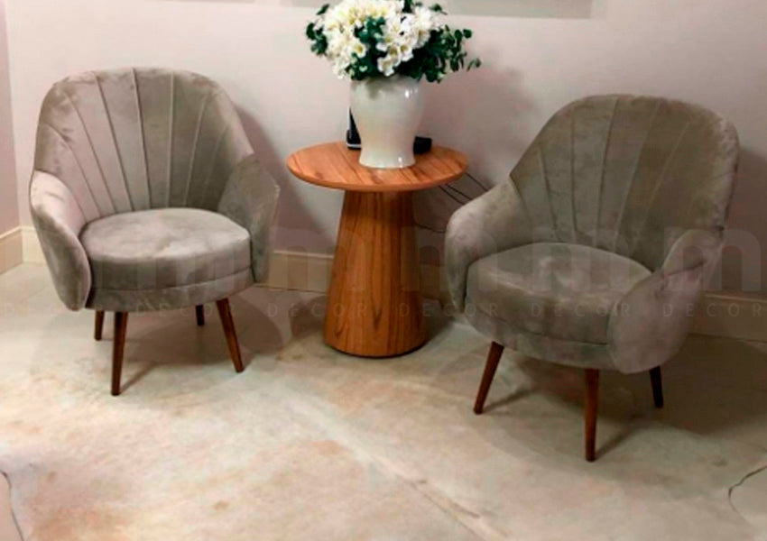 Escolha entre lâmina de madeira ou laca para o tampo da Mesa Lateral Denver, adaptando-se ao seu estilo e preferências de decoração.