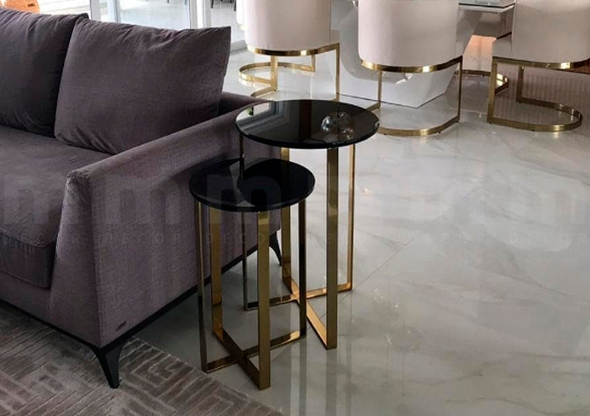 Detalhe a estrutura da base em aço inox da Mesa Lateral Dreams, destacando a sua construção de alta qualidade e design moderno.