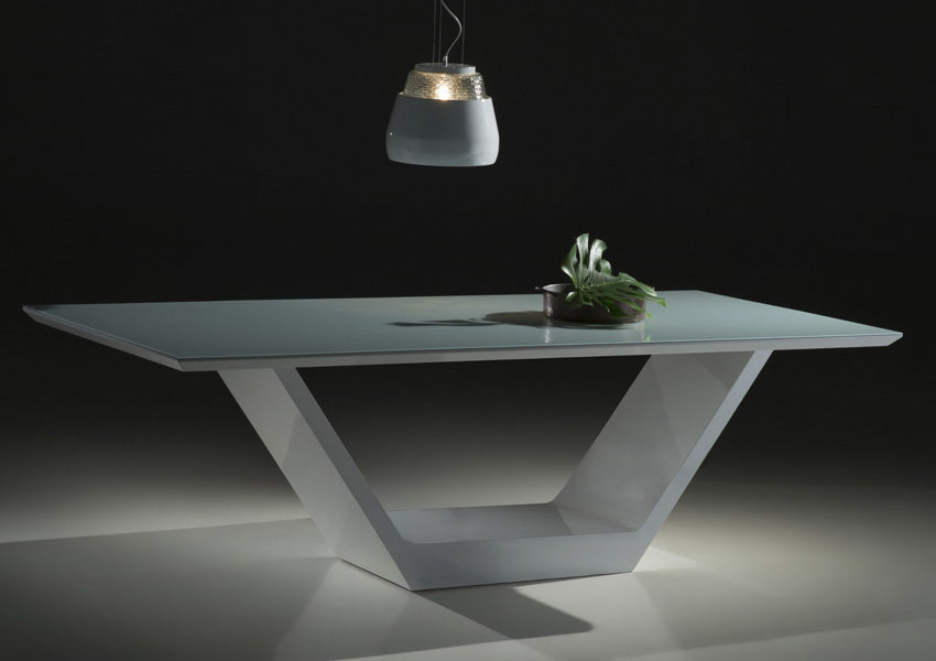 A estilosa Mesa de Jantar Caty, com opções de acabamento laminado ou laqueado brilho, oferece um toque de requinte e modernidade para sua sala de jantar.