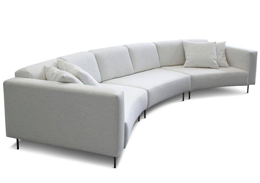 Detalhe do design curvo do sofá
