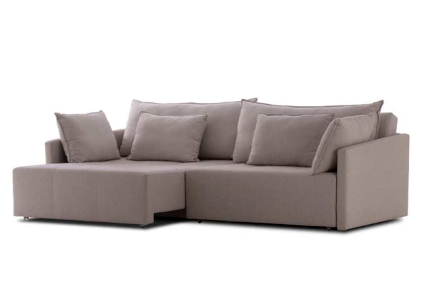 Mecanismos retráteis do Sofá Asti oferecidos para diferentes situações.