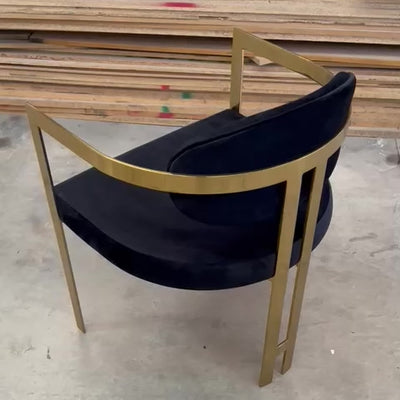 Cadeira Calla: Modernidade e elegância em uma sala de jantar contemporânea.