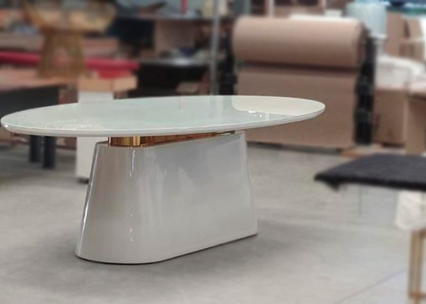 Refeição estilosa em torno da mesa Favo, onde forma e função se encontram em harmonia.