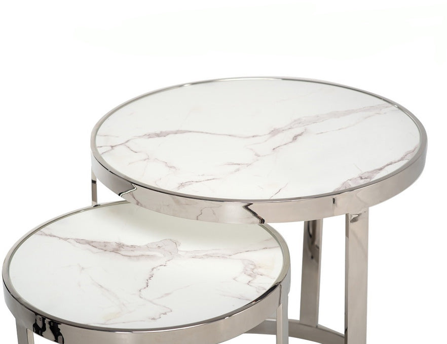 Close-up do tampo marmorizado da Mesa Lateral Vegas com detalhes de vidro colado. Base de aço inox da Mesa Lateral Vegas, refletindo a durabilidade e o design moderno.