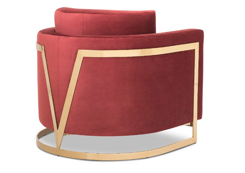 Ângulo lateral da Poltrona Volpi, ressaltando o equilíbrio entre conforto e estilo com seu assento e encosto de espuma.
