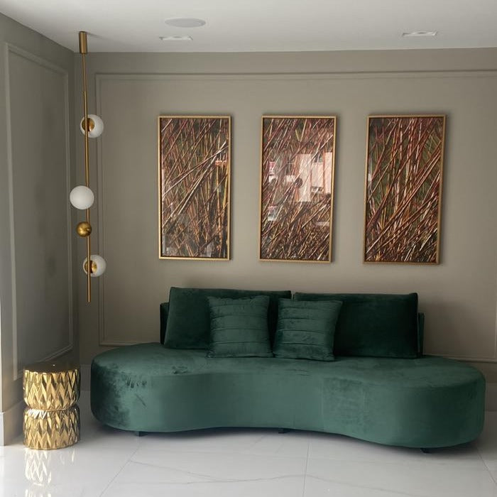 Sofá Kobi veludo em sala decorada, destacando seu design escultural e sofisticação.