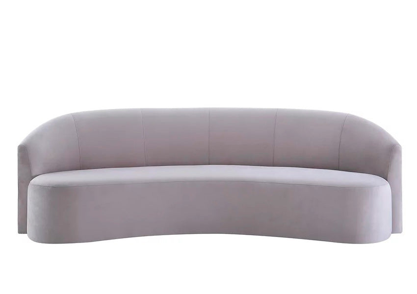 Sofá Curved elegante com formas fluidas e design moderno, proporcionando conforto e sofisticação em ambientes como sala de estar, escritório e hall de entrad