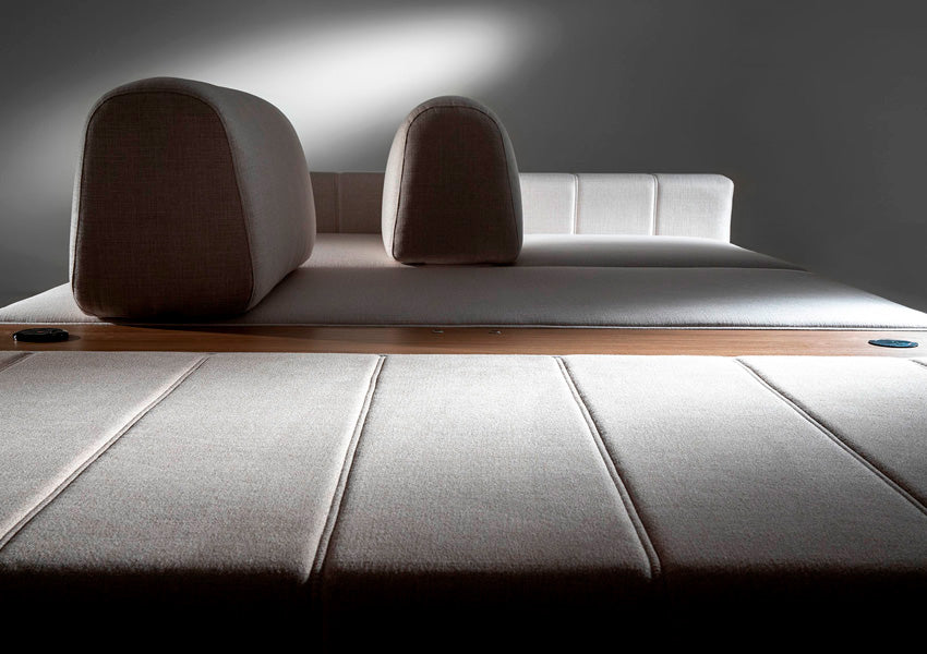 Lateral do Sofá, exibindo sua estrutura e acabamento, com destaque para a espessura das almofadas e o design moderno e elegante, ideal para proporcionar conforto e beleza para sua sala de estar.