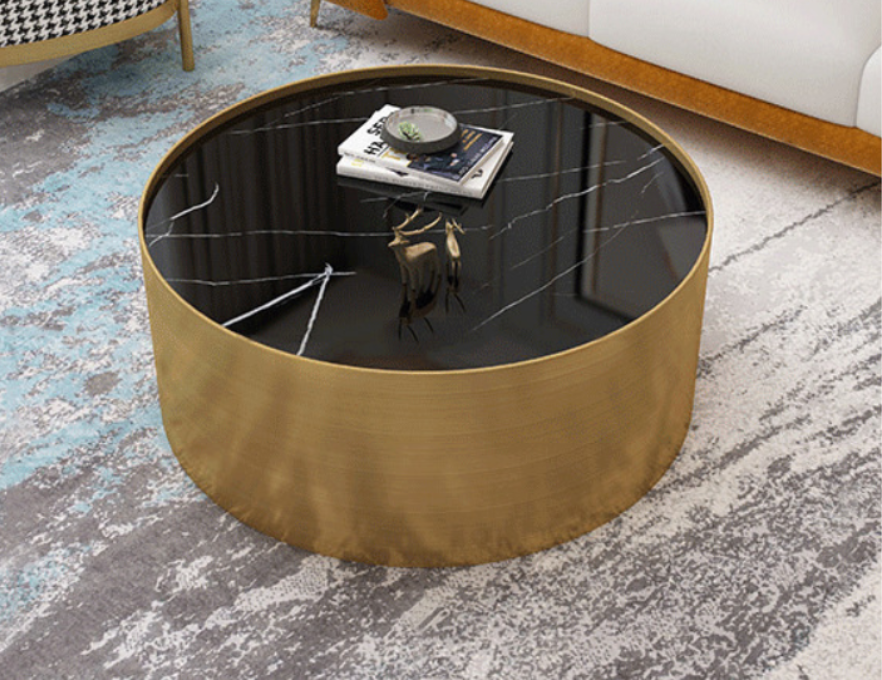 Design contemporâneo da mesa de centro Lys em ambiente minimalista, realçando sua estrutura em aço inox.