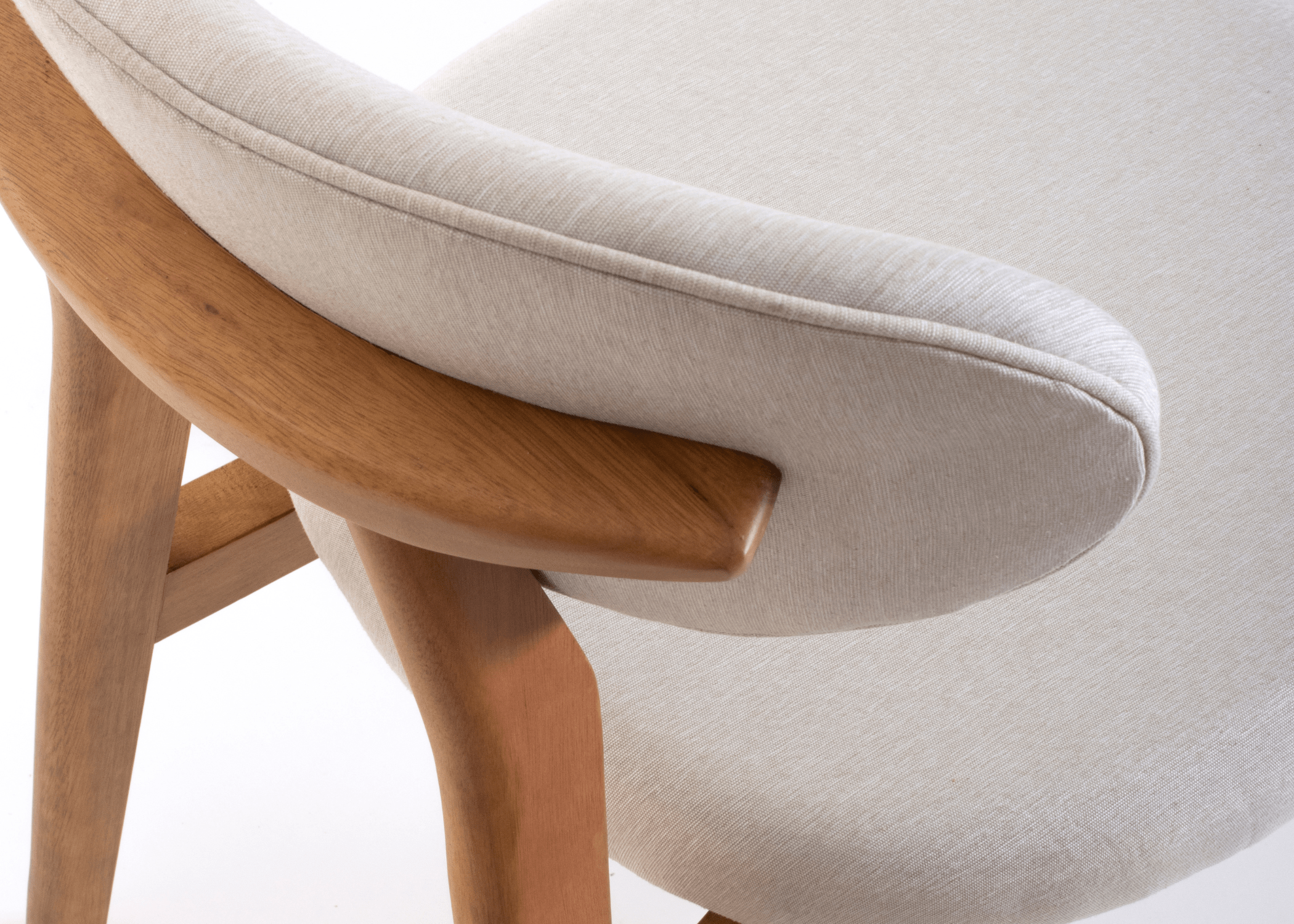 Cadeira Dunas: design contemporâneo e conforto ergonômico em uma única peça.