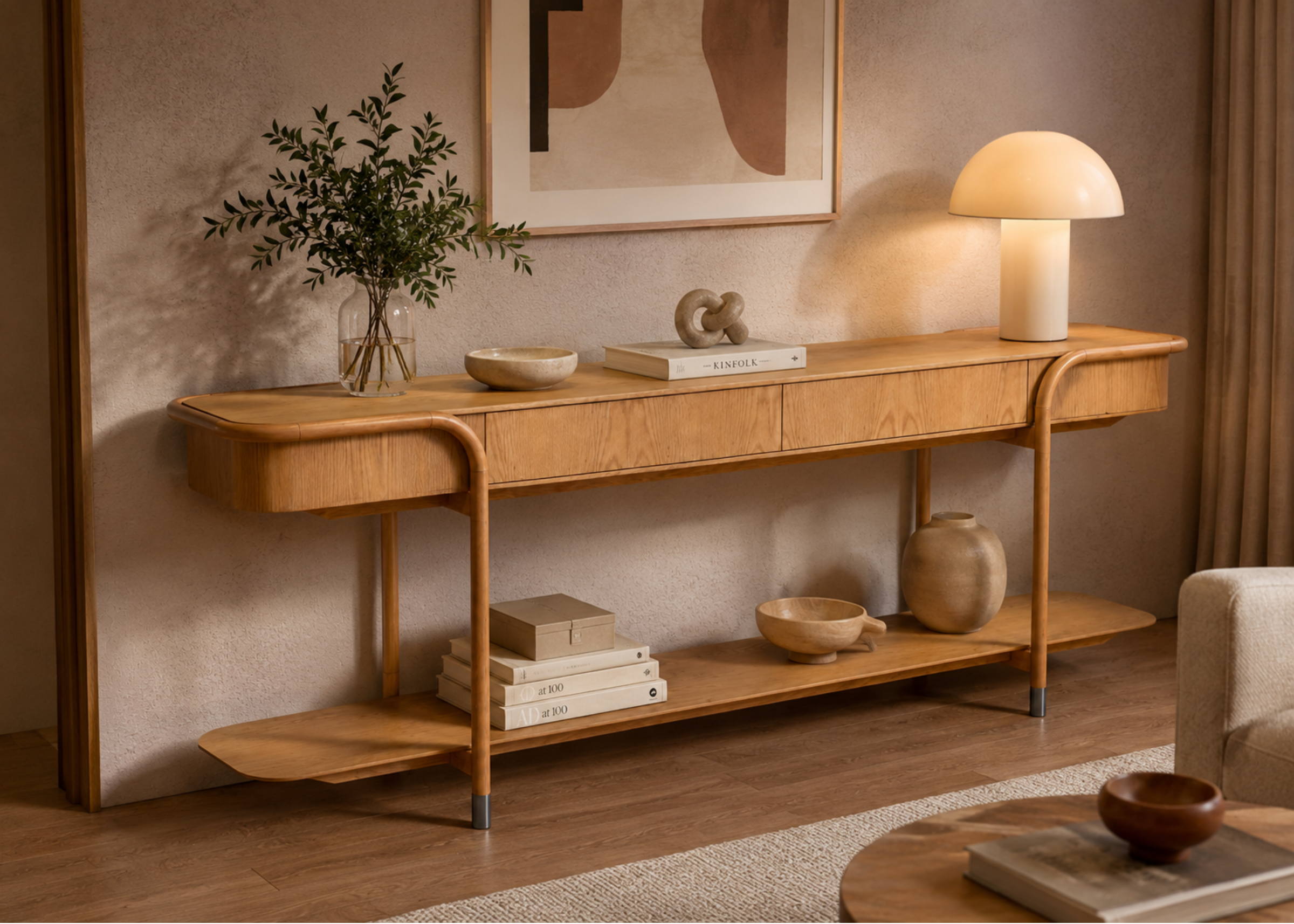 Aparador Atena em madeira com detalhes orgânicos e prateleira funcional para ambientes modernos e sofisticados.