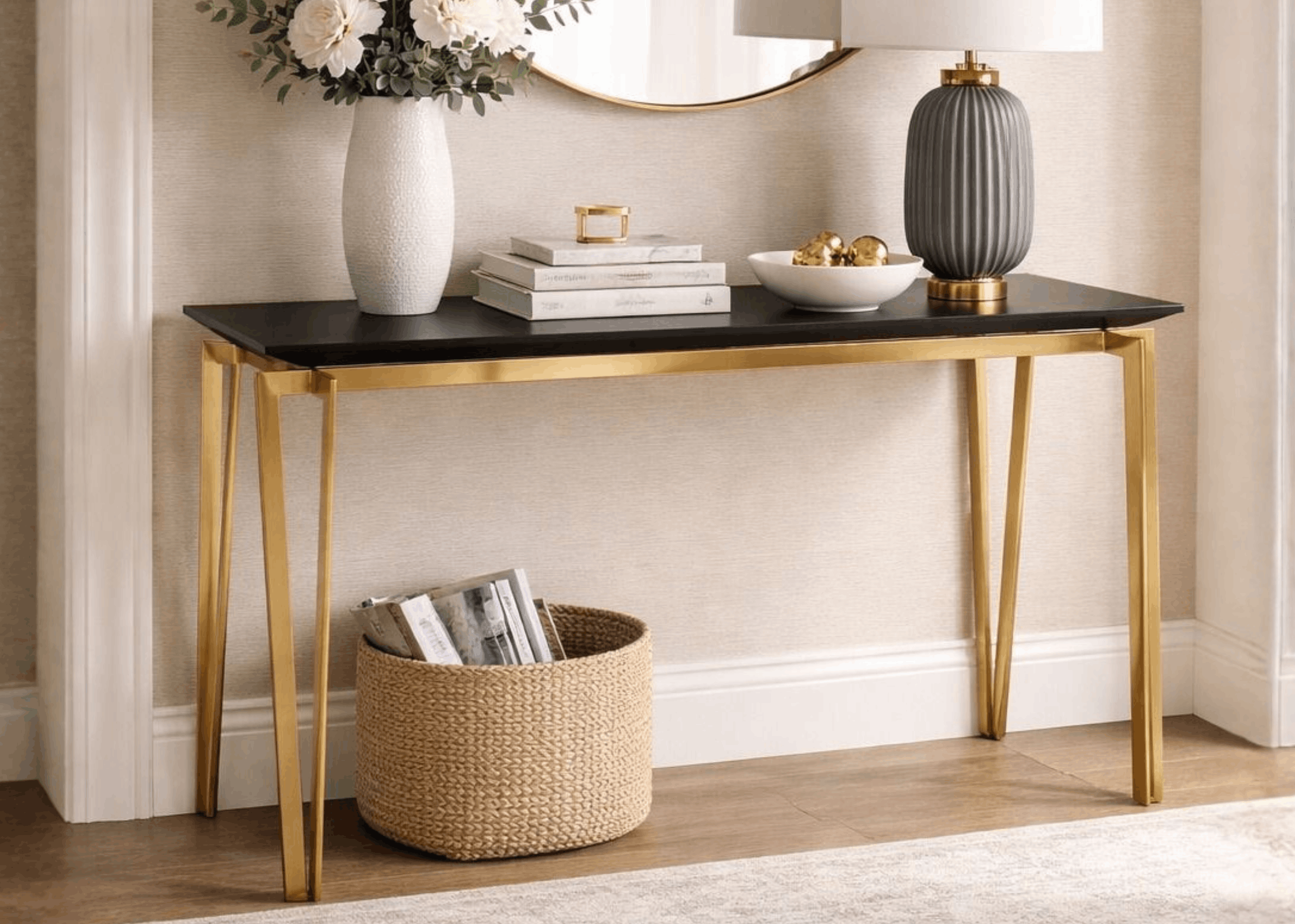 Aparador Lys com tampo preto e base em aço inox dourado, design moderno e sofisticado para salas elegantes.