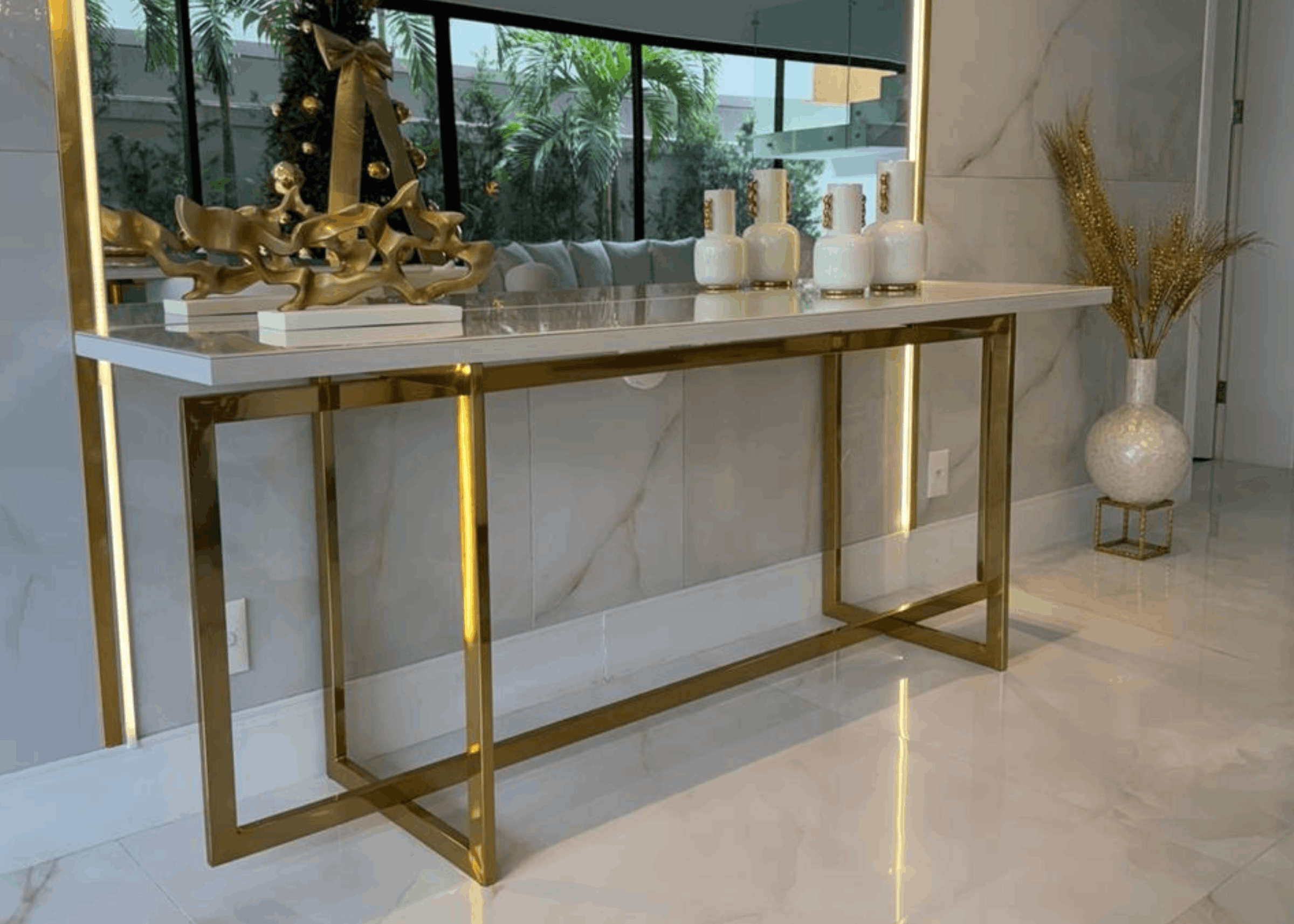 Aparador Primme I com estrutura em inox dourado e visual contemporâneo, ideal para ambientes sofisticados.