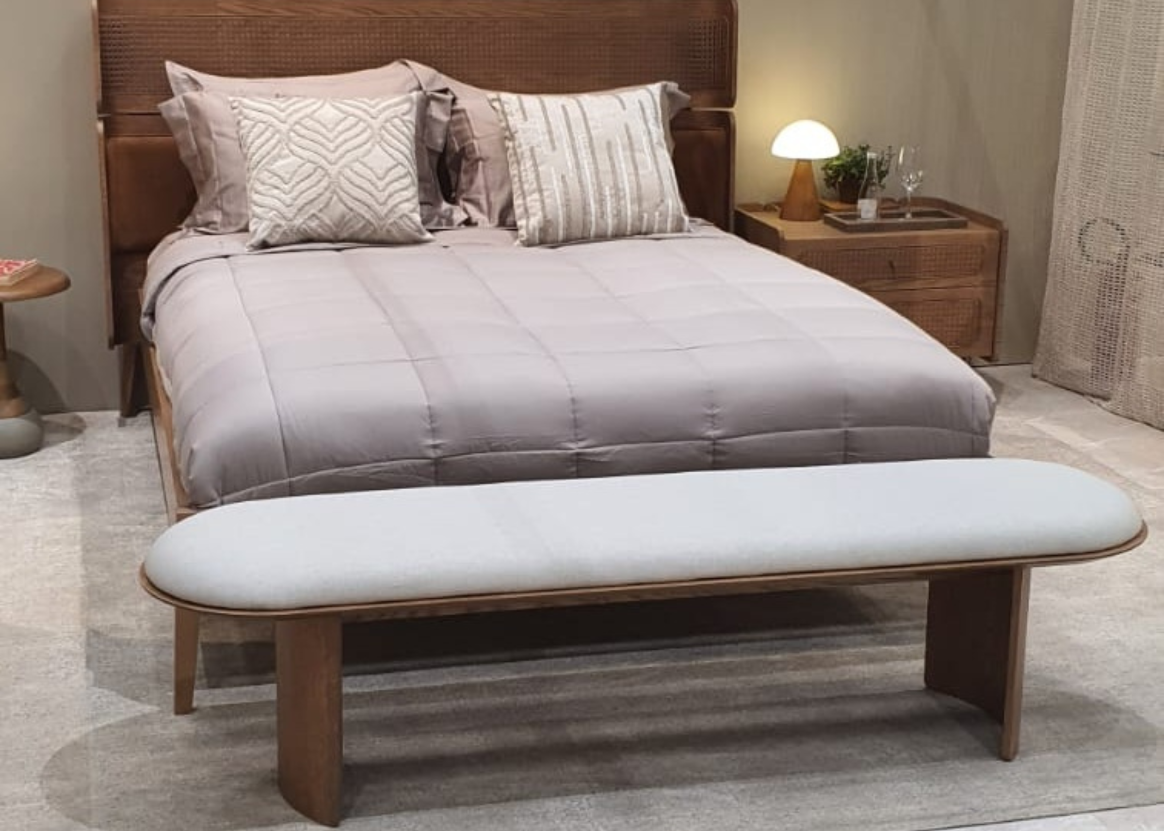 Banco Laura aos pés da cama com estofado confortável e acabamento refinado, perfeito para quartos sofisticados.