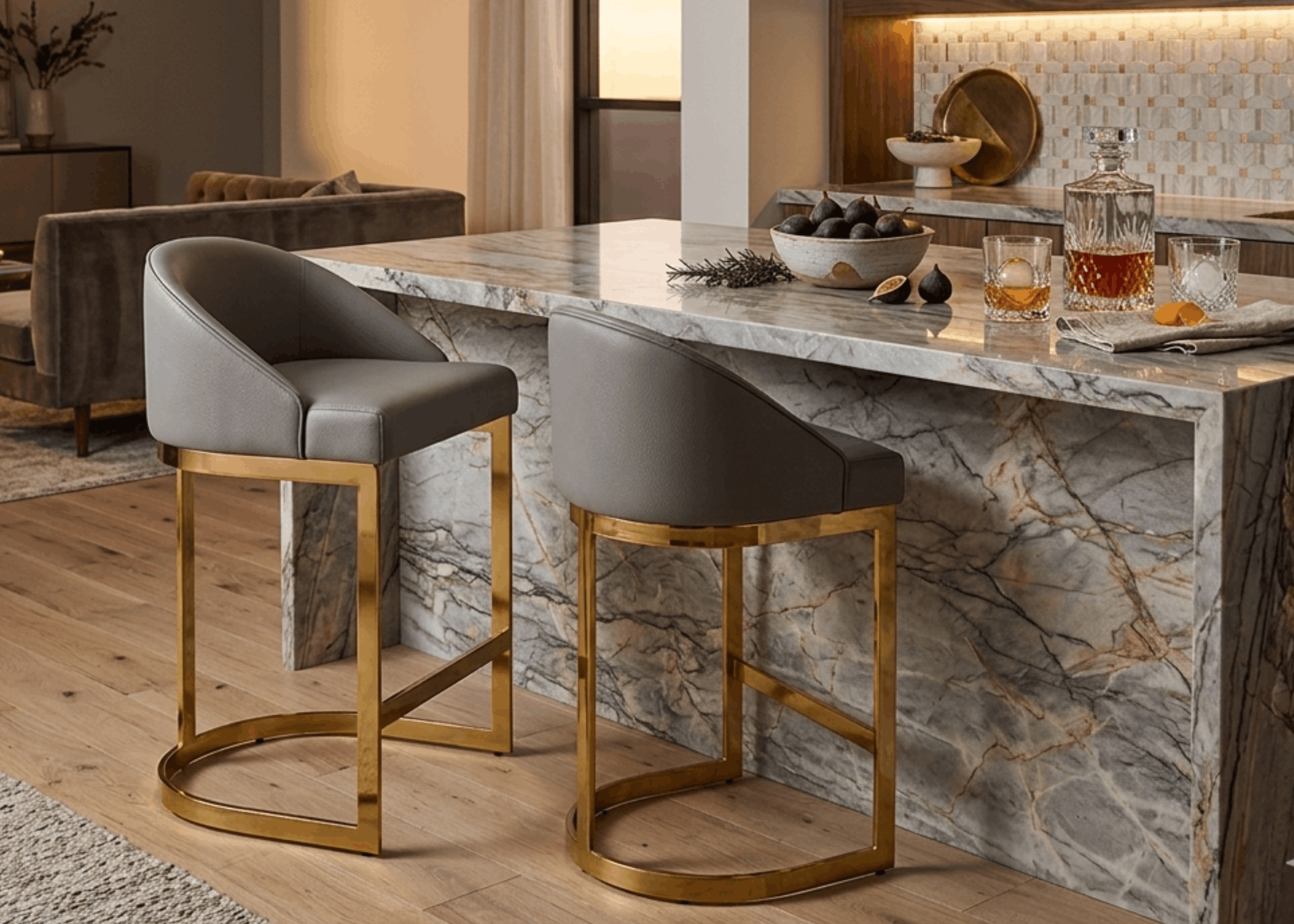 Banqueta alta Sofya com assento estofado confortável e base em aço inox 304, design moderno para cozinhas e espaços gourmet elegantes.
