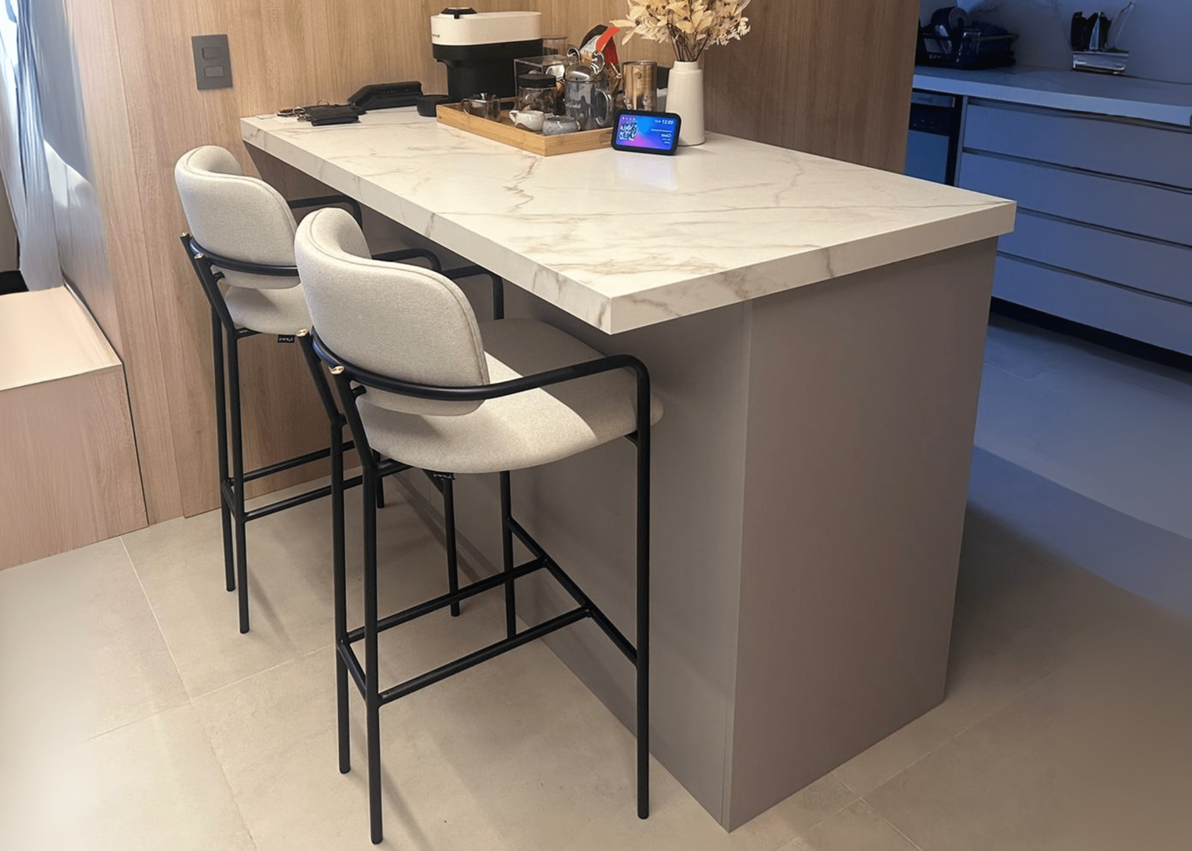 Detalhe da Banqueta Antonia junto à ilha de cozinha contemporânea