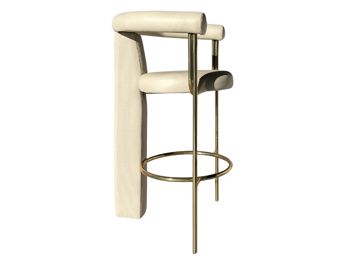 Banqueta Athos com estrutura em aço inox, assento estofado e encosto curvo envolvente para ambientes contemporâneos sofisticados.