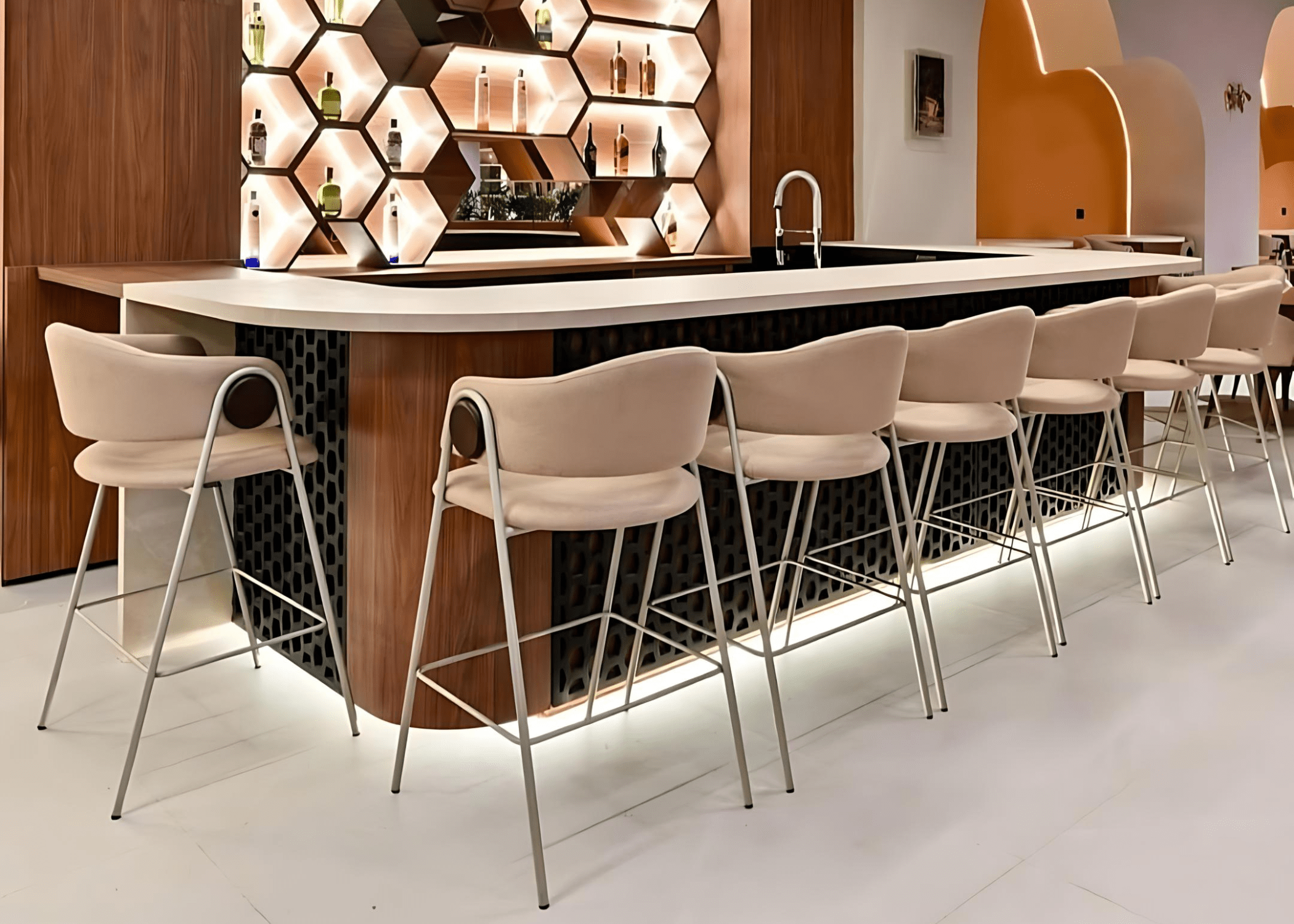 Banqueta Atena com assento macio e design moderno em ambiente de sala de jantar.