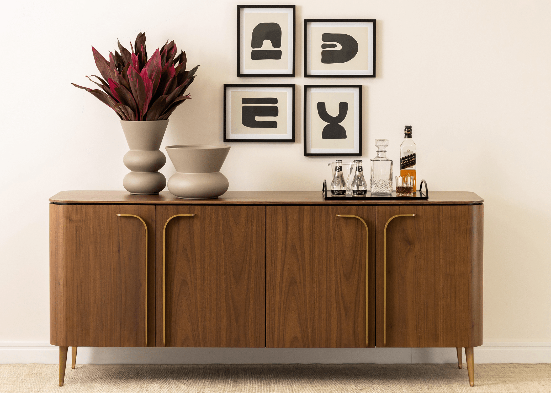 Buffet Dutra design minimalista para espaços contemporâneos.