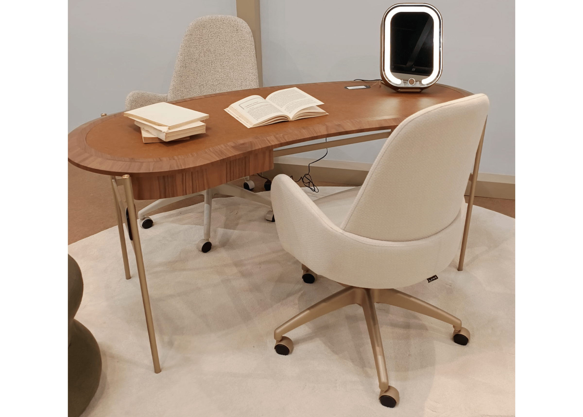 Cadeira Pilar em escritório moderno com decoração clean 
