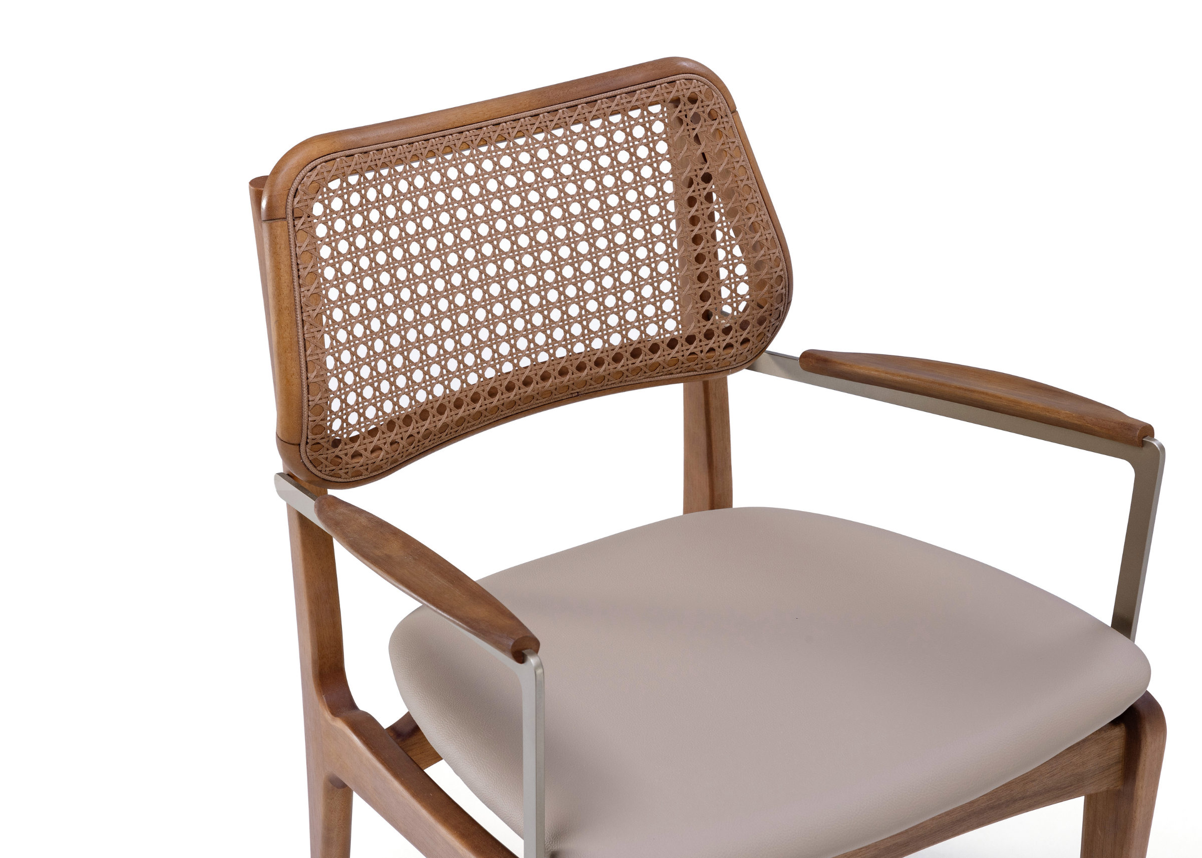 Cadeira Doha com encosto em palha natural e assento confortável, perfeita para ambientes modernos e acolhedores.