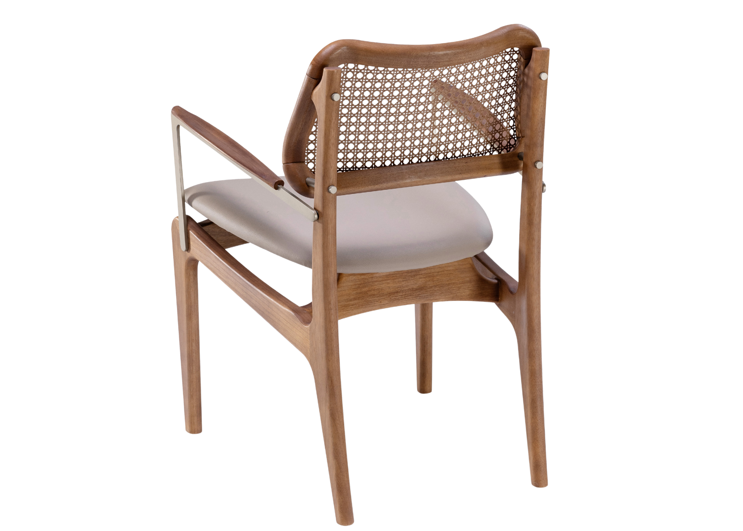 Cadeira Doha com estrutura em madeira e detalhes em aço carbono, ideal para salas de jantar sofisticadas.
