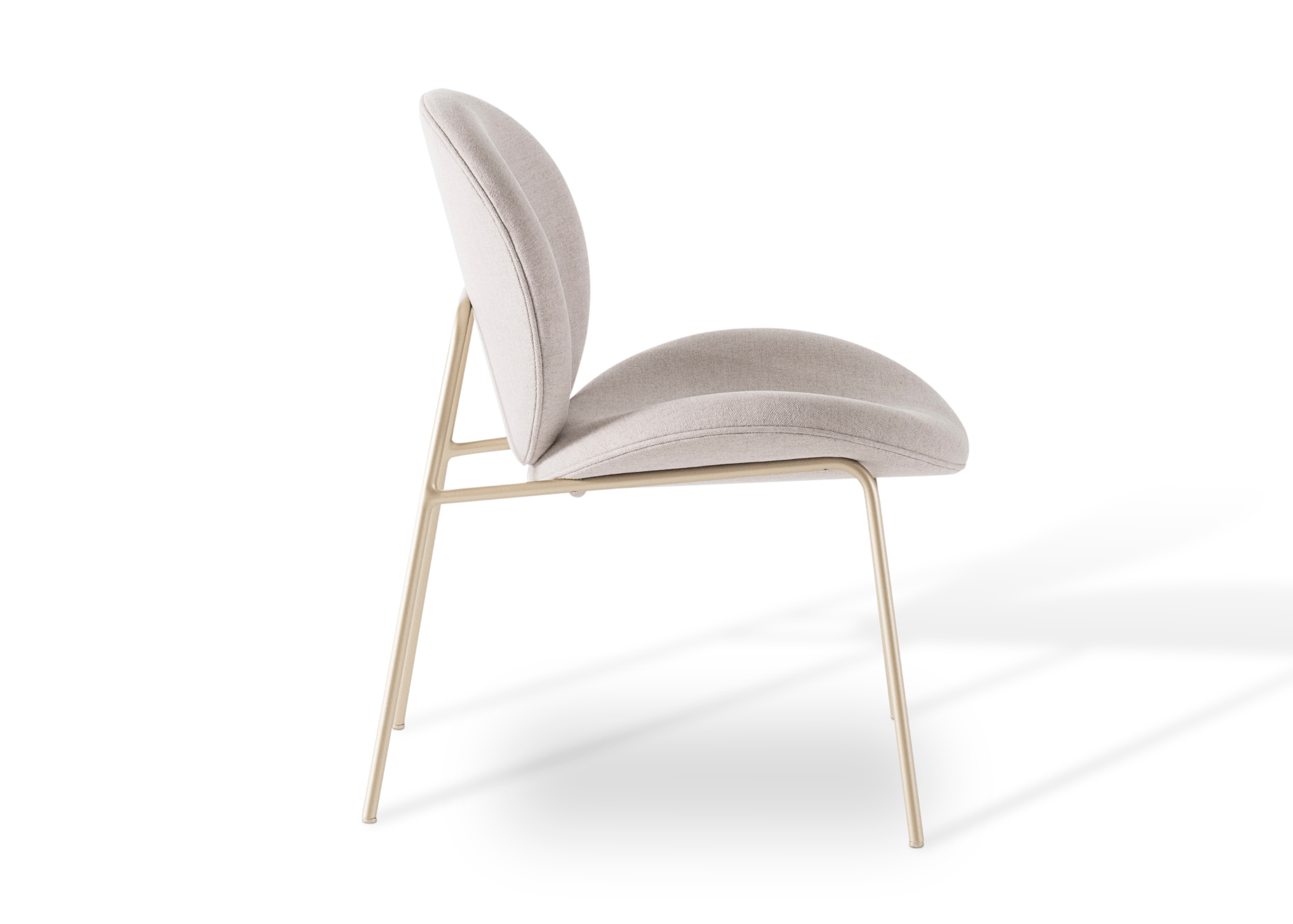 Cadeira Chloe em diferentes ângulos para apreciar seu design exclusivo.