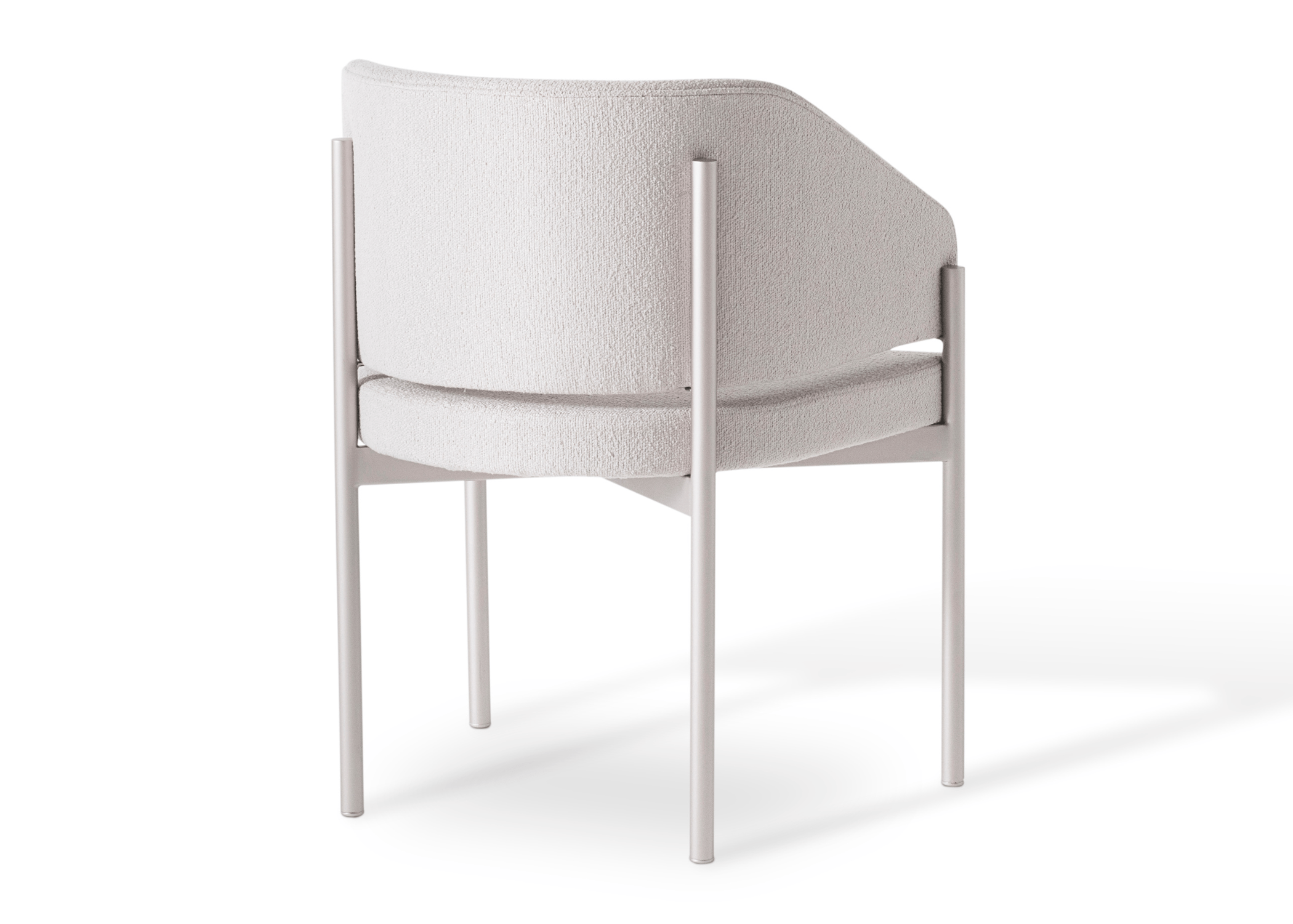 Detalhe do encosto ergonômico da cadeira Leka, proporcionando conforto excepcional.