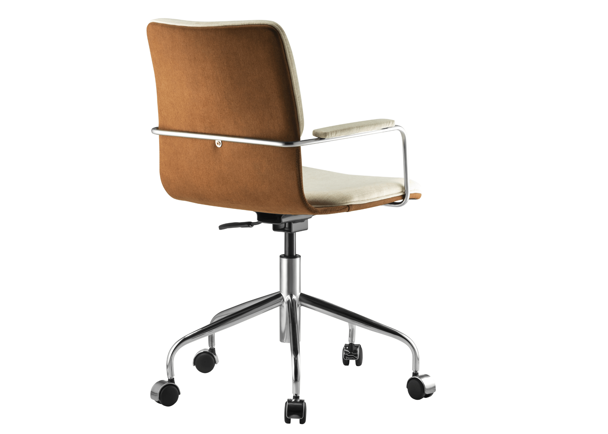 Suporte personalizado: Cadeira Malta oferece ajuste ergonômico para uma postura ideal.