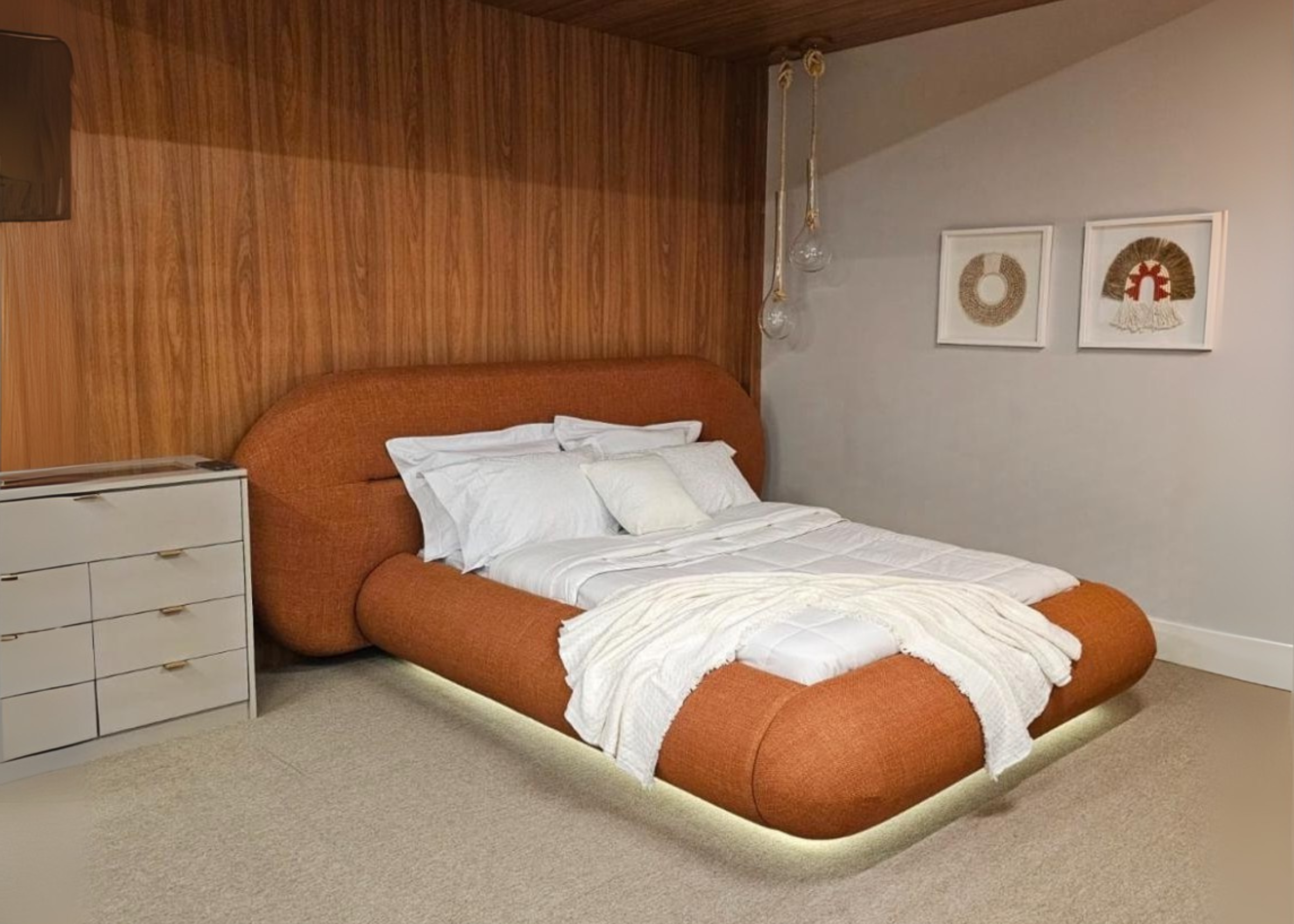 Ambiente moderno com a Cama Tamborim em destaque