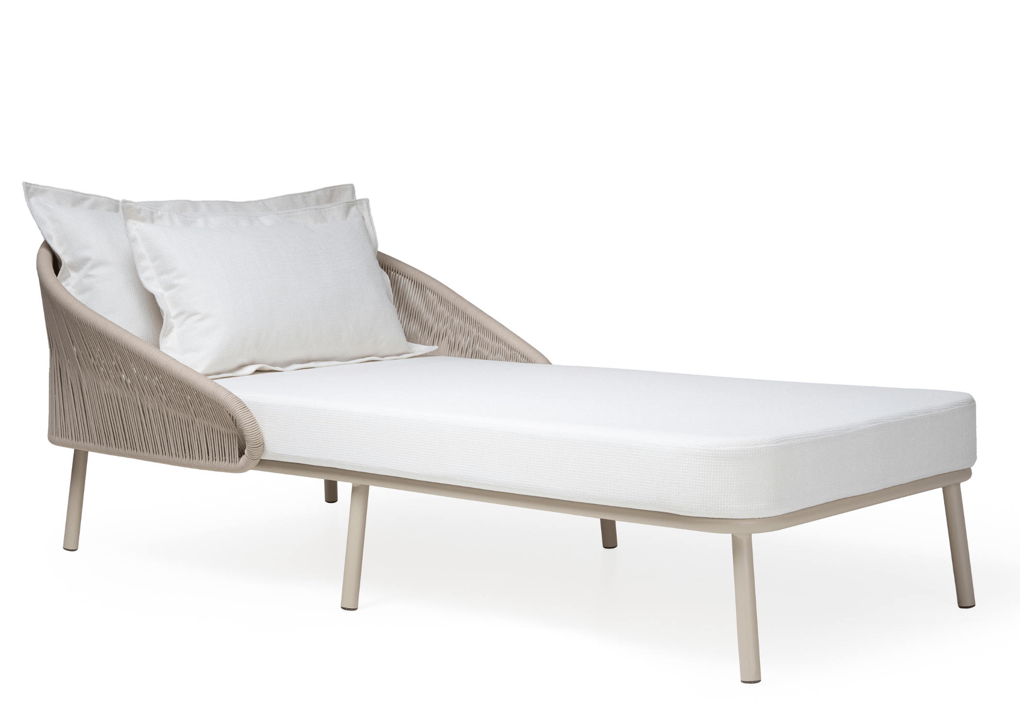 Chaise Skyline: Conforto e elegância em um móvel resistente às intempéries.