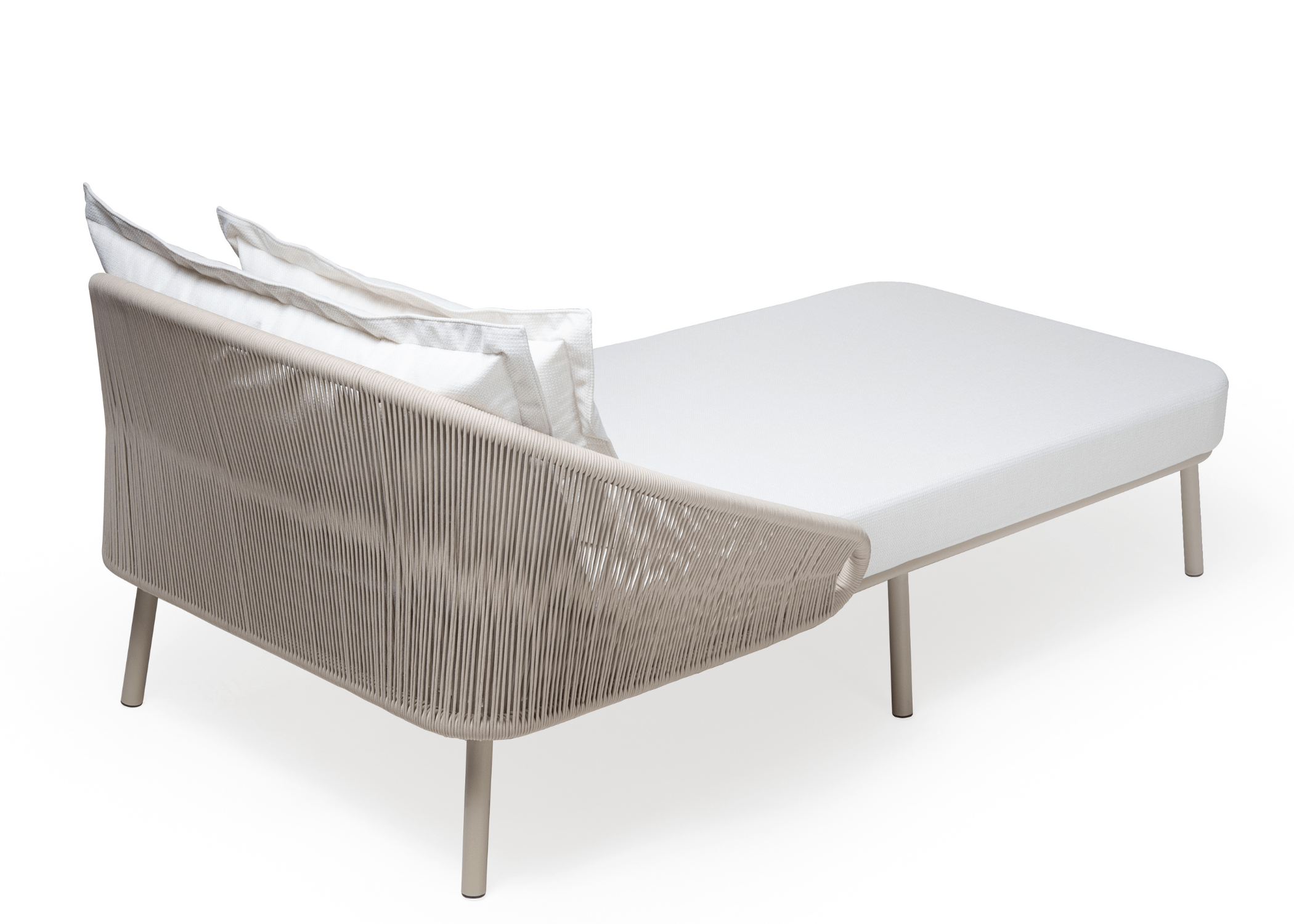 Relaxamento ao ar livre: Chaise Skyline em ambiente ensolarado.