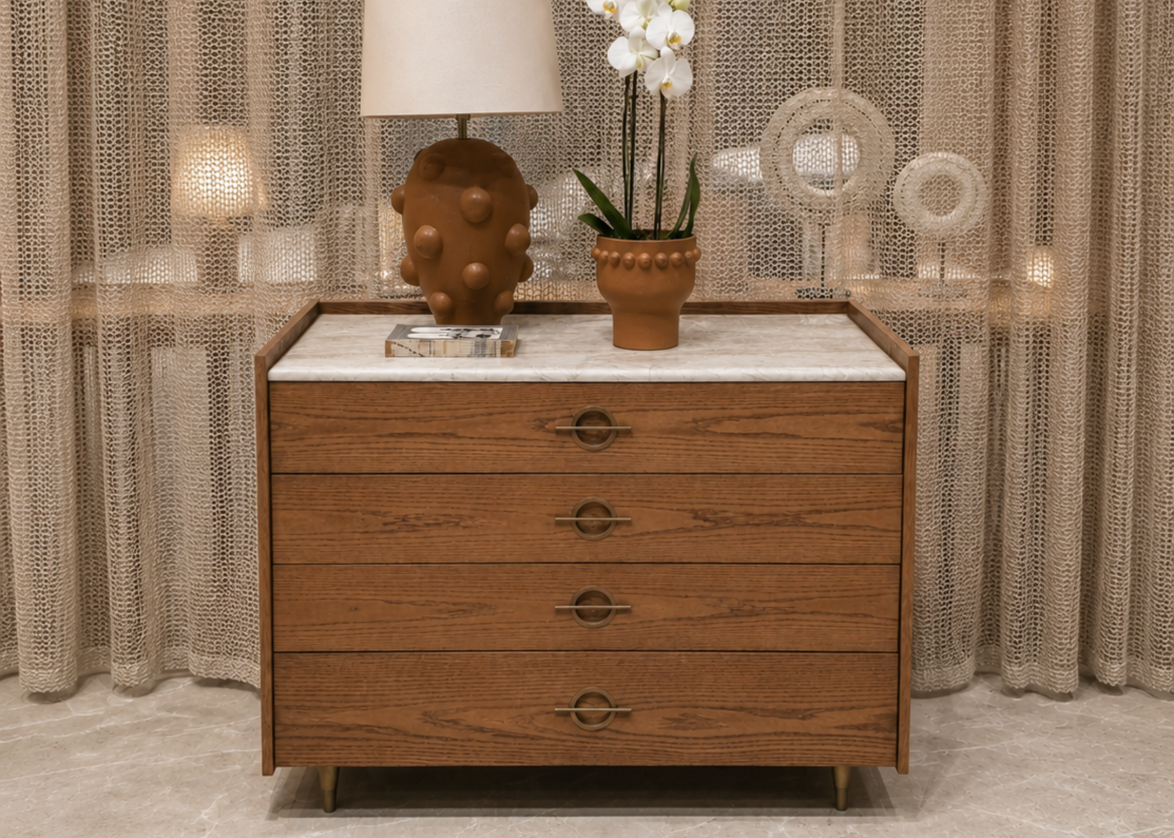 Cômoda Glen em madeira com tampo em mármore natural e detalhes metálicos sofisticados.