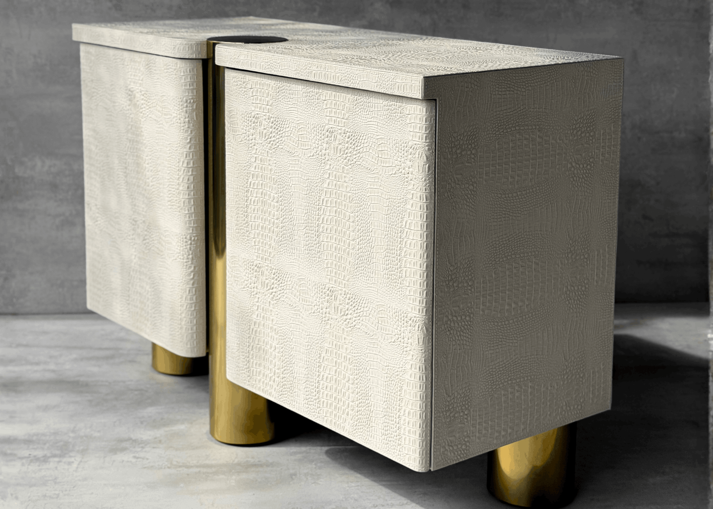Cômoda Heron com textura croco e base metálica dourada, peça de design marcante que valoriza ambientes elegantes e contemporâneos.