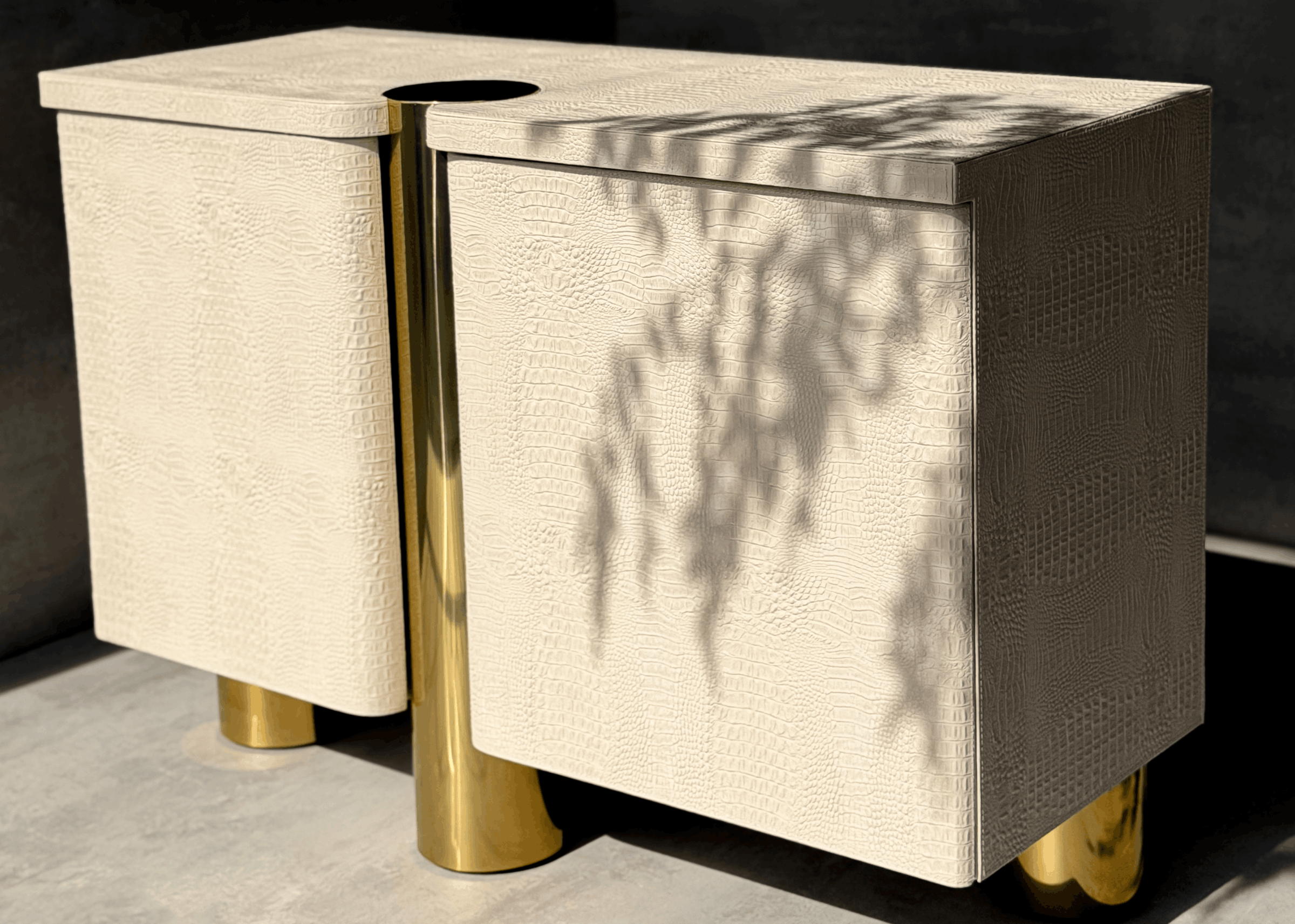 Cômoda Heron em MDF com laca croco e base em aço inox, móvel de design moderno que combina elegância e personalidade na decoração.