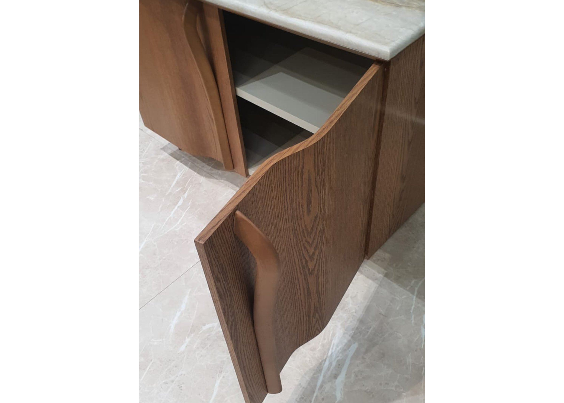 Console Luzia com acabamento amadeirado, portas frontais e tampo em mármore elegante para salas refinadas.