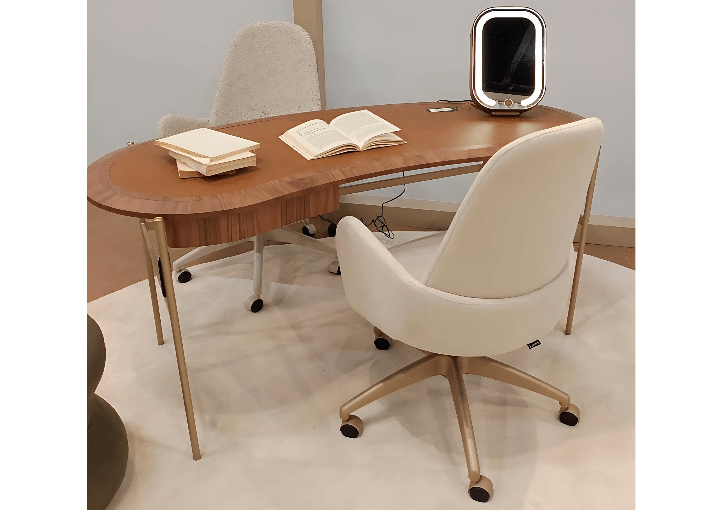 Escrivaninha Ottis com tampo orgânico em acabamento sofisticado, vista frontal sobre fundo neutro. Móvel contemporâneo ideal para escritórios ou home offices com estilo moderno e funcional.
