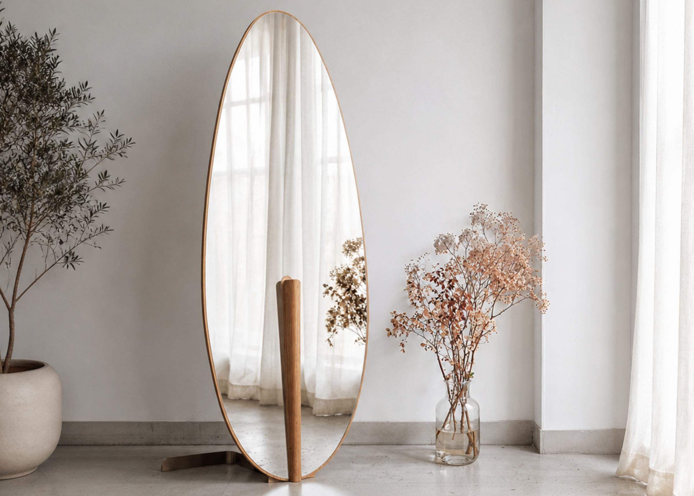 Espelho de Chão Laura com base estável e linhas curvas, peça decorativa para halls e ambientes contemporâneos.