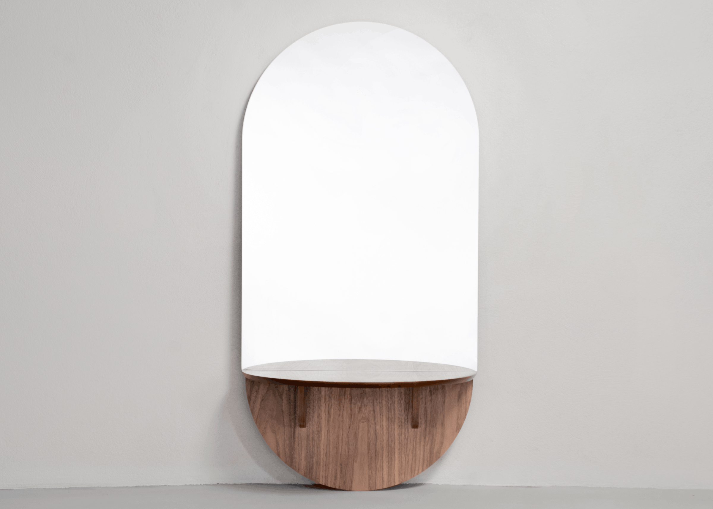 Espelho Match com topo arredondado e base em lâmina de madeira, design moderno e minimalista para decoração contemporânea.