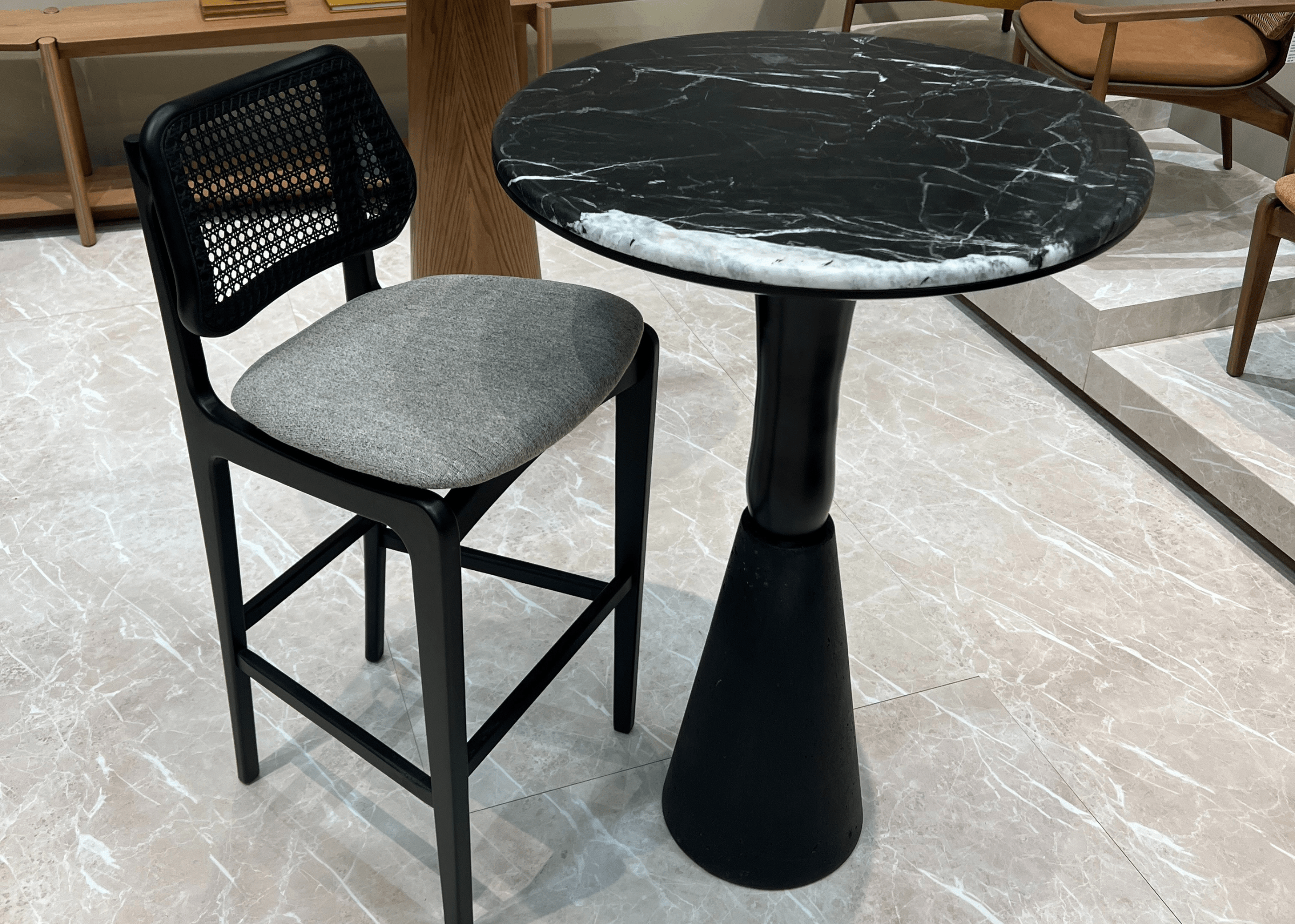 Mesa Bistrô Jade compondo espaço elegante com cadeiras de design.