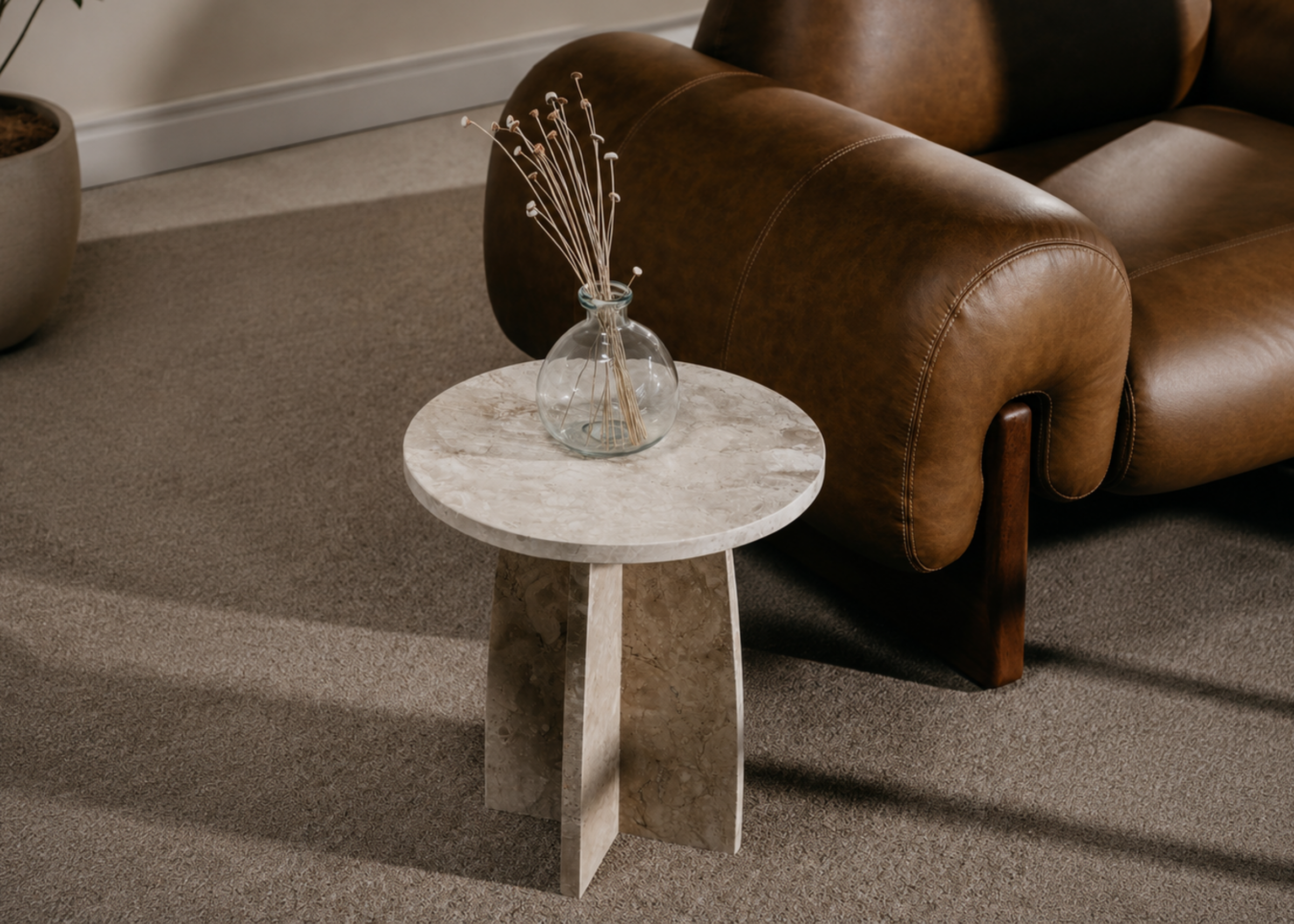 Mesa de Apoio Nilo em mármore com design minimalista e base arquitetônica, ideal para compor ao lado de sofás e poltronas.