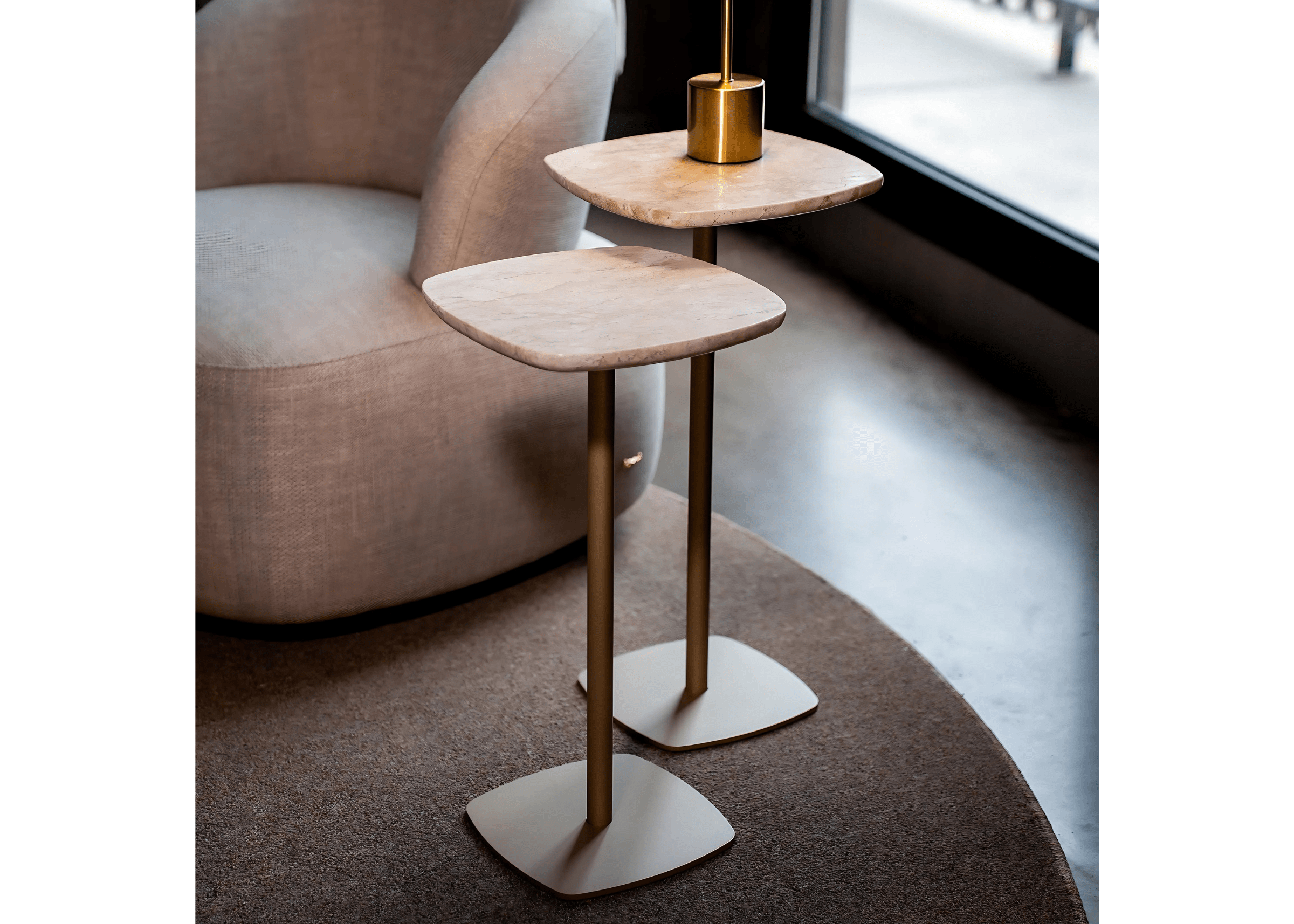 Mesa de apoio Luidy destacando-se na composição de interiores contemporâneos.
