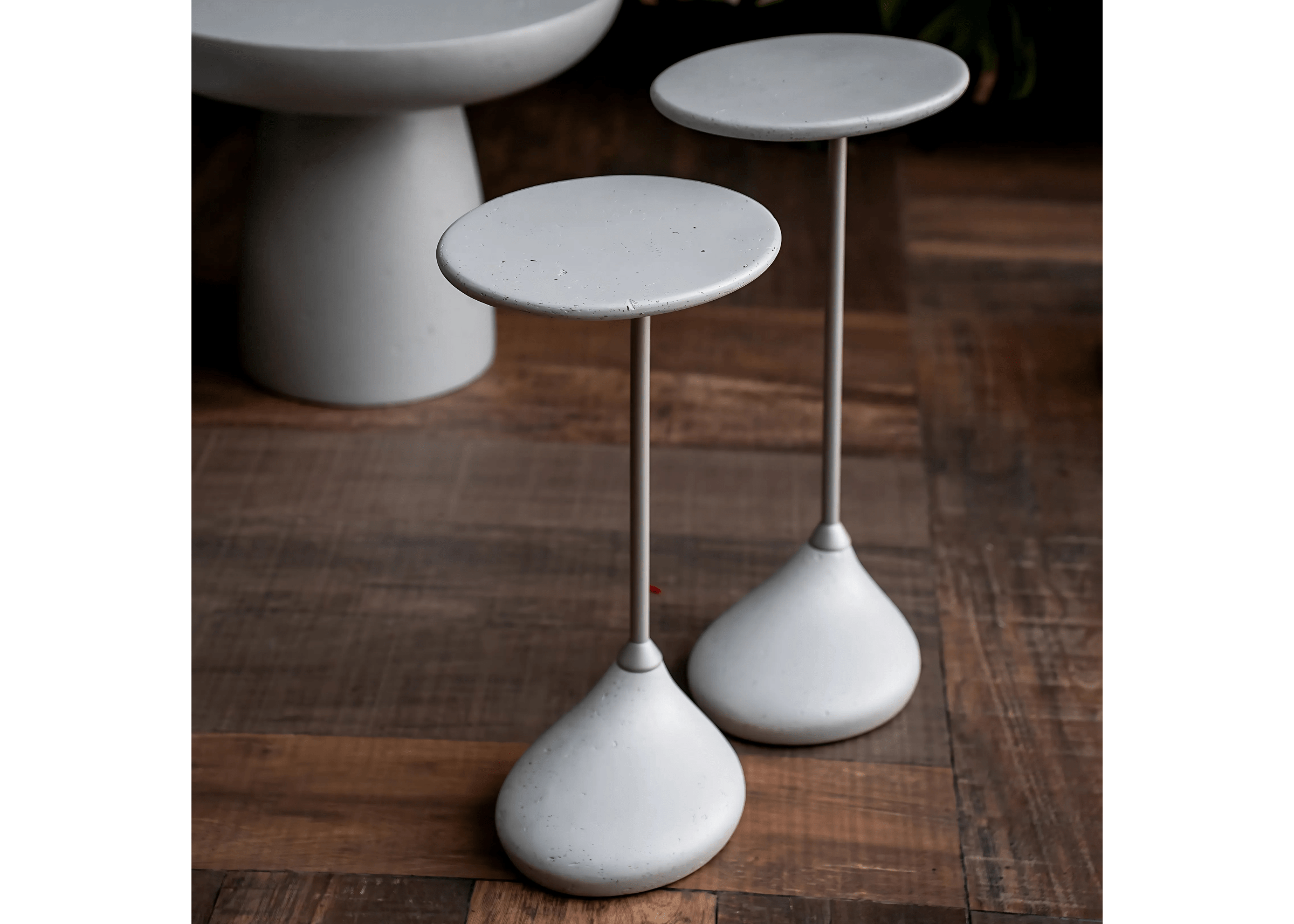 Sala contemporânea com a Mesa de Apoio Malu como destaque.
