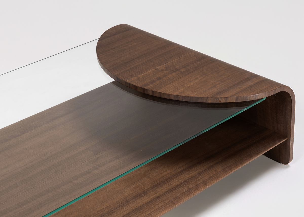 Mesa de Centro Arven em madeira com tampo de vidro incolor e linhas curvas, ideal para composições sofisticadas.
