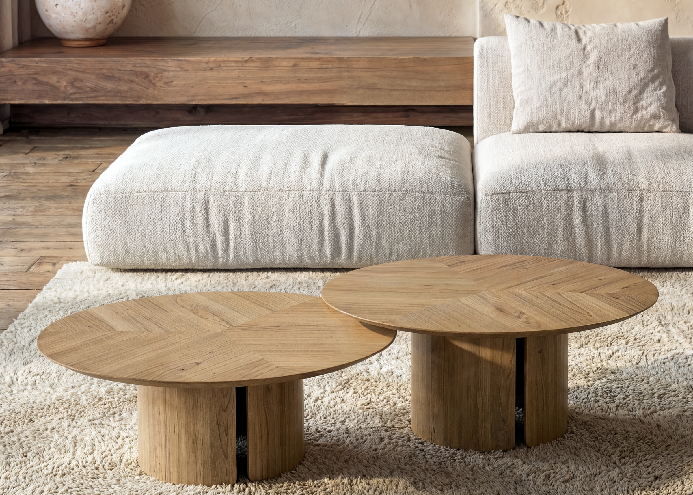 Mesa de Centro Áurea em acabamento madeirado com bases recortadas e design exclusivo, perfeita para ambientes elegantes.