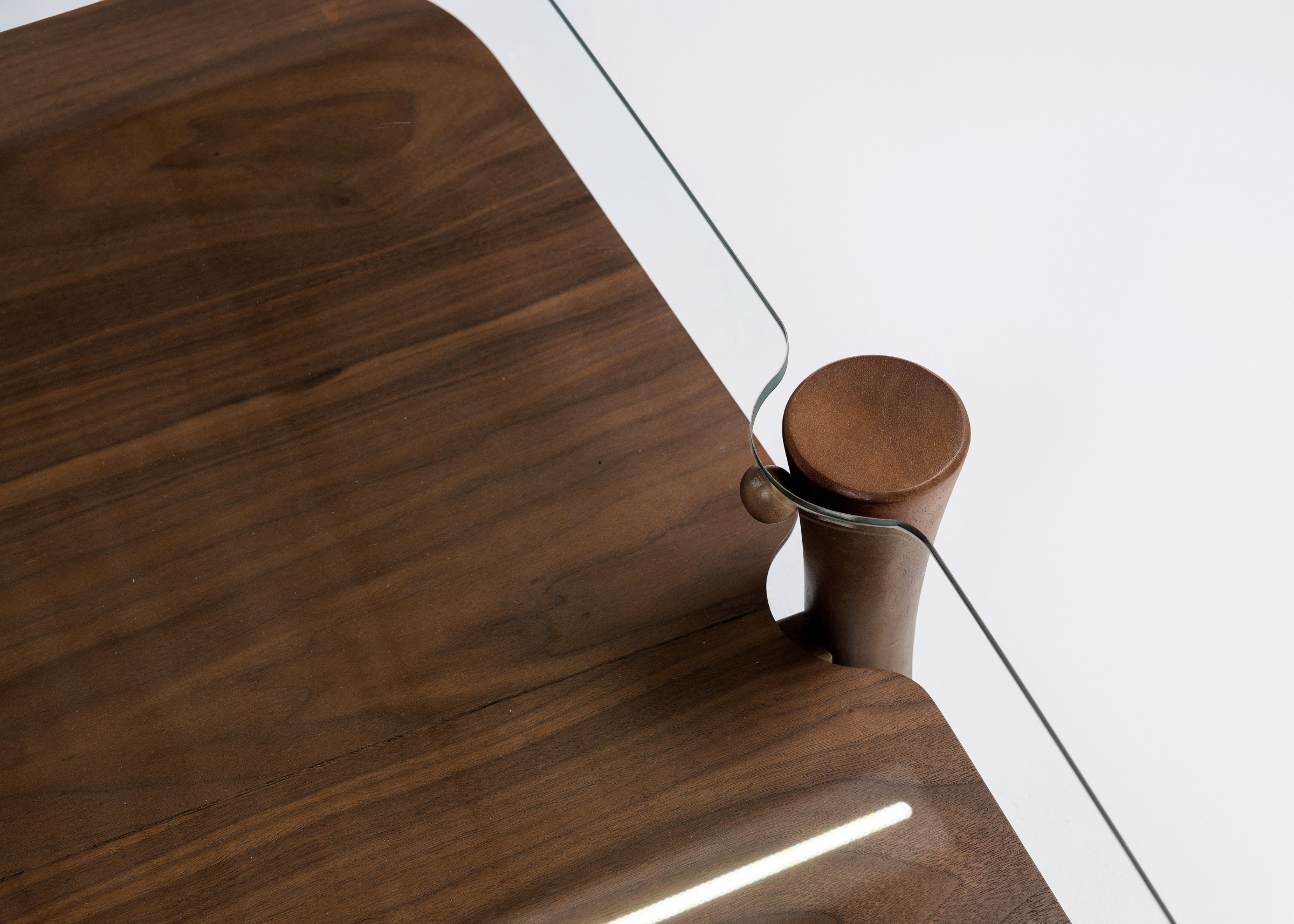 Mesa de Centro Livia com formas orgânicas e apoios torneados, peça elegante para salas modernas e refinadas.