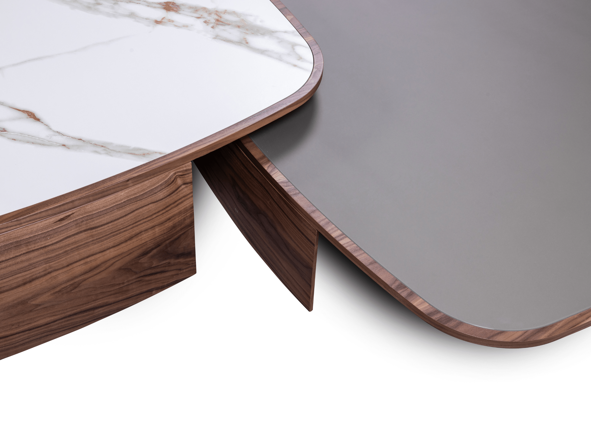 Design orgânico da Mesa de Centro Zeus em ambiente moderno.