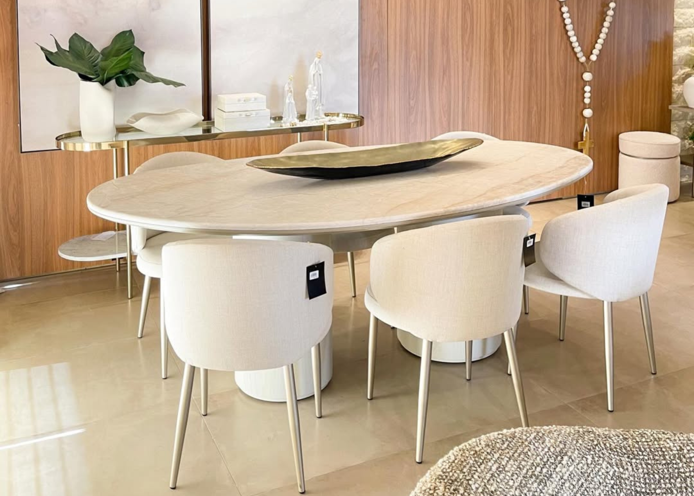 Mesa de Jantar Astrid em mármore natural com design contemporâneo e base em madeira para ambientes sofisticados.